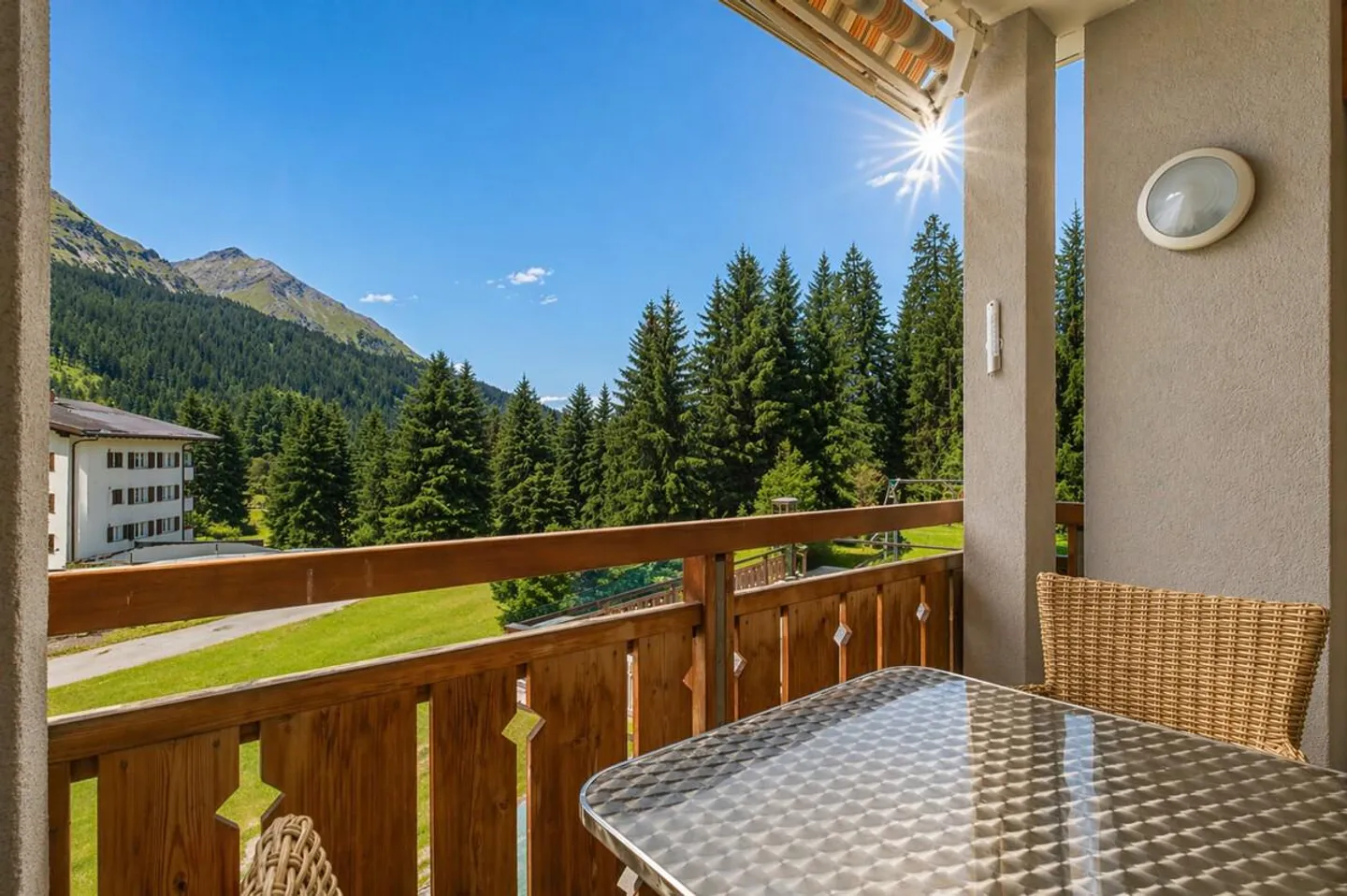 Valbella: Appartamento vacanze con camino in posizione tranquilla - Foto 1 di 6