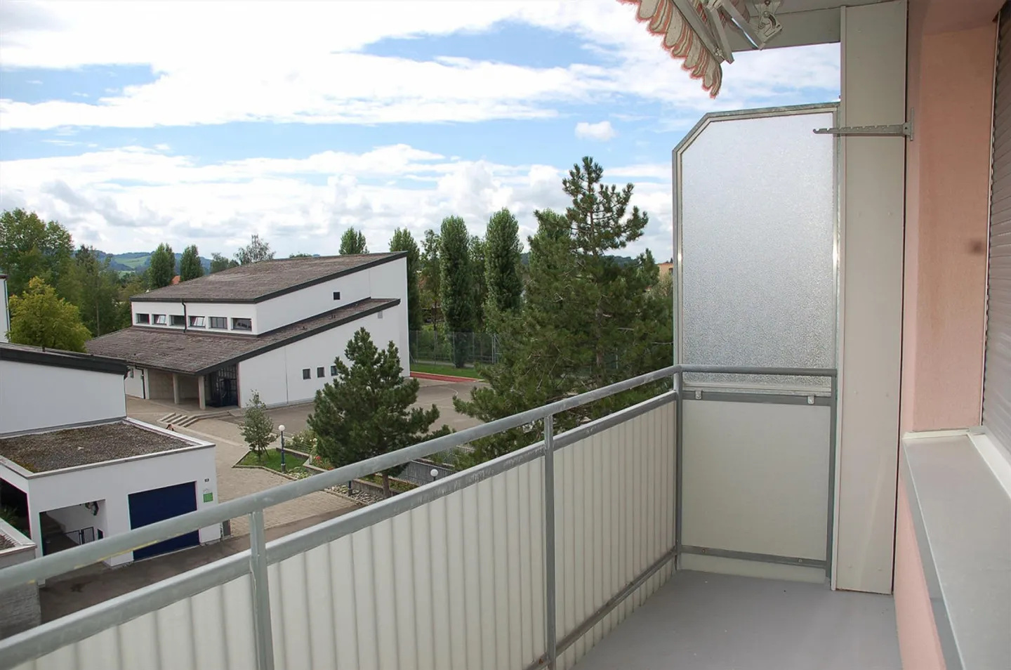 Spacious 3.5-Room Apartment - Photo 8 of 8