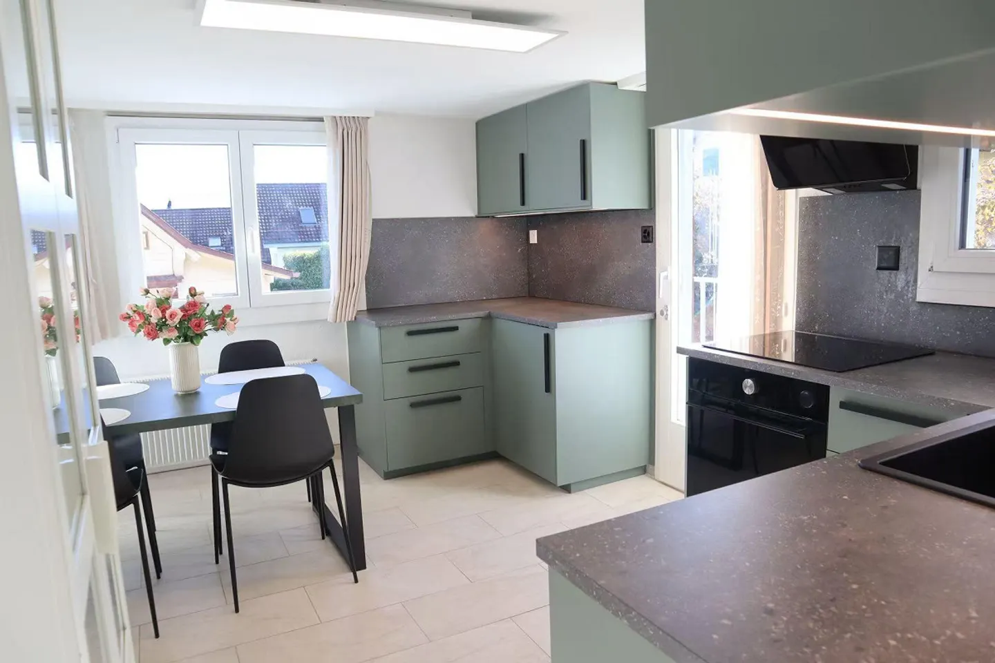 Freshly renovated, furnished 4½-room apartment including parking space - Photo 2 of 15