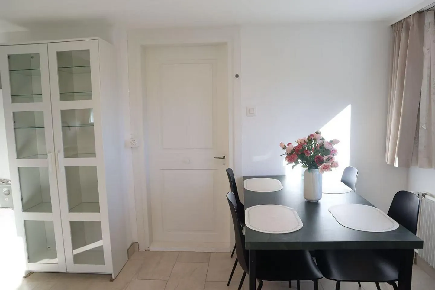 Freshly renovated, furnished 4½-room apartment including parking space - Photo 3 of 15