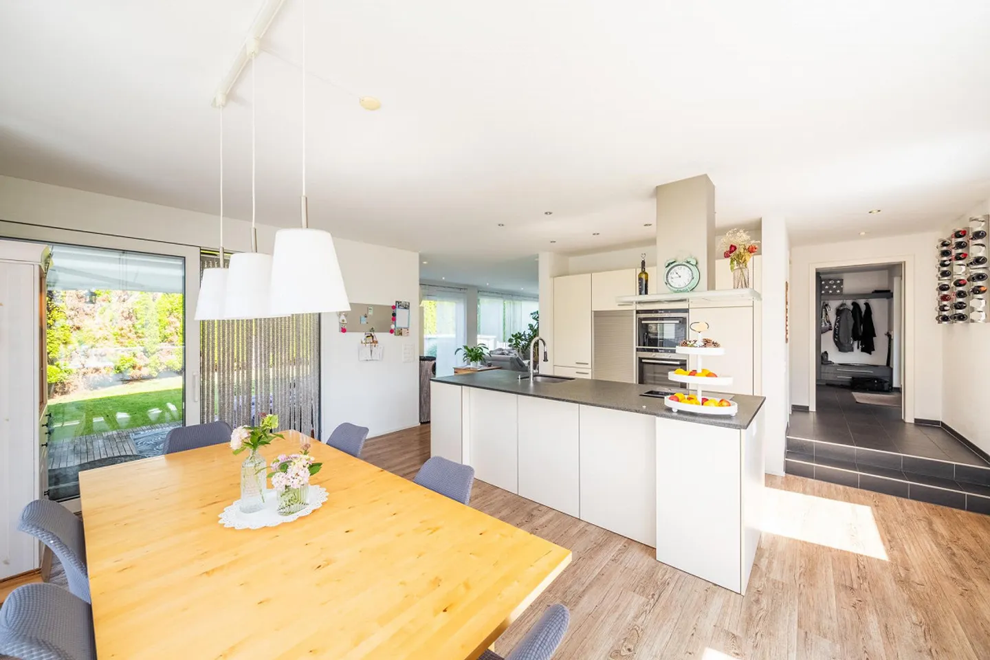 Stilvolles Wohnen mit separatem Ateliergebäude - Foto 5 von 22