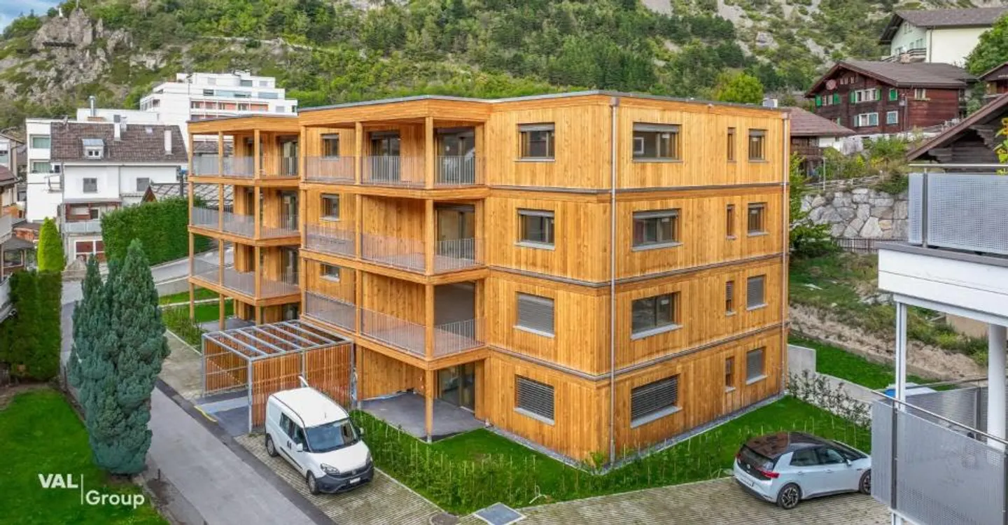 Extraordinary 5.5-room penthouse apartment in Steg - Photo 1 of 12