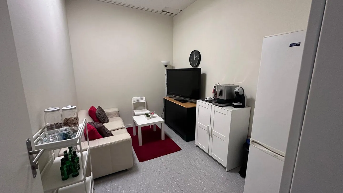 Bureau/atelier spacieux et/ou locaux de vente au Wasgenring - Photo 3 sur 6