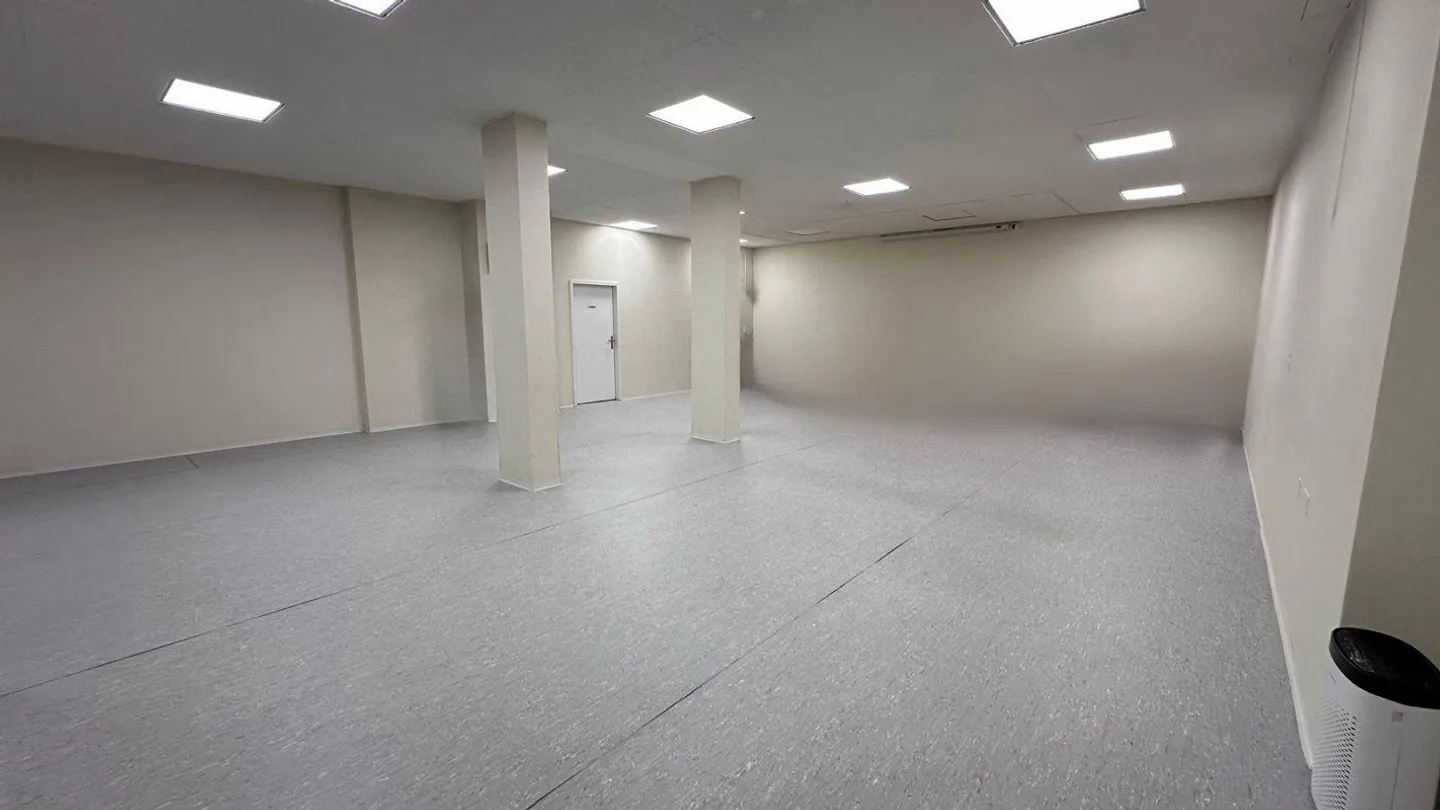 Bureau/atelier spacieux et/ou locaux de vente au Wasgenring - Photo 1 sur 6