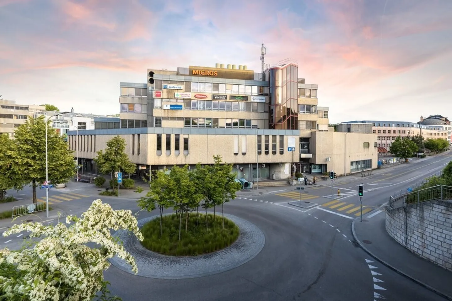 Offices with plenty of light in the heart of Nyon - Photo 1 of 2