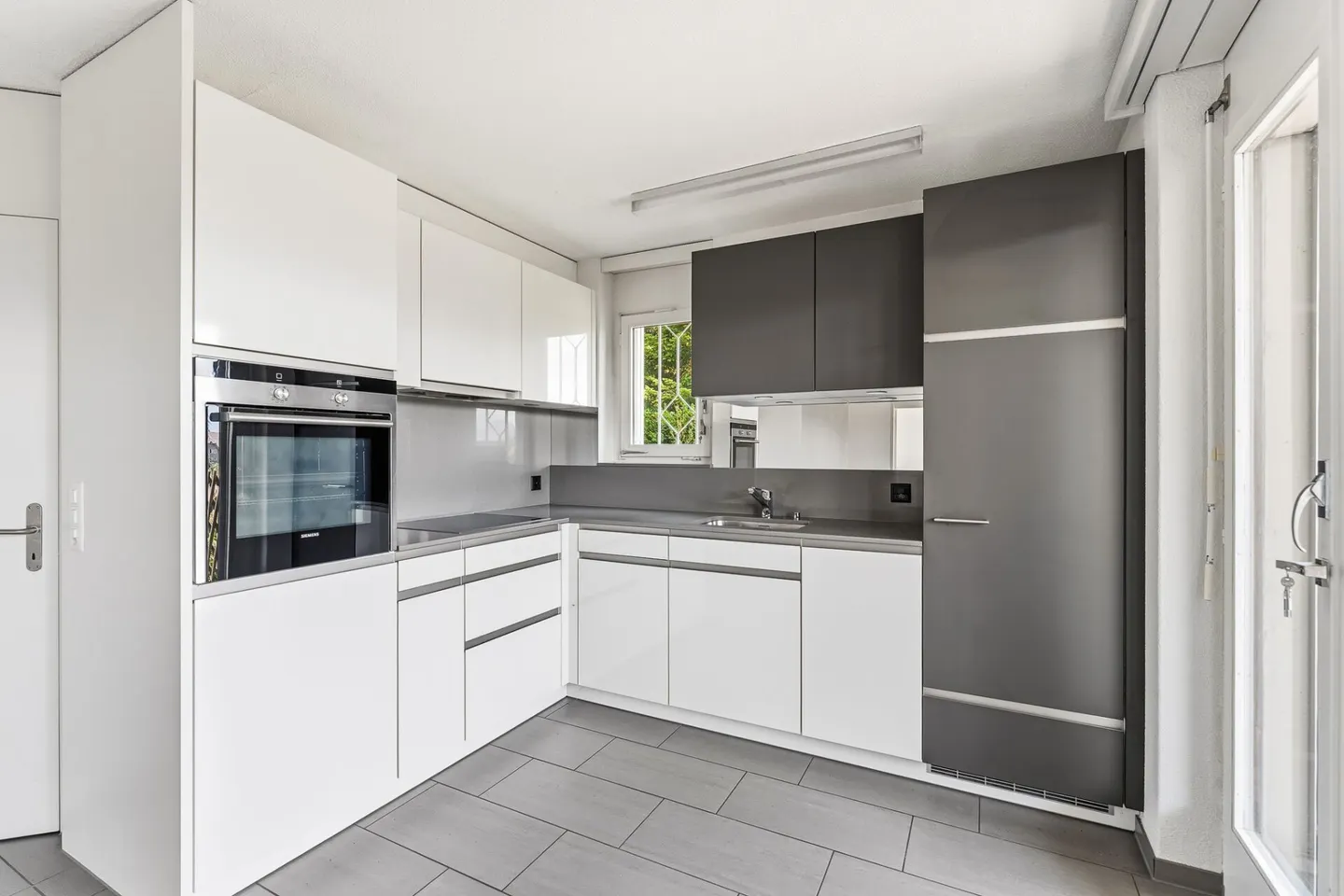Casa bifamiliare versatile con potenziale in una zona residenziale ambita di Meggen - Foto 3 di 8