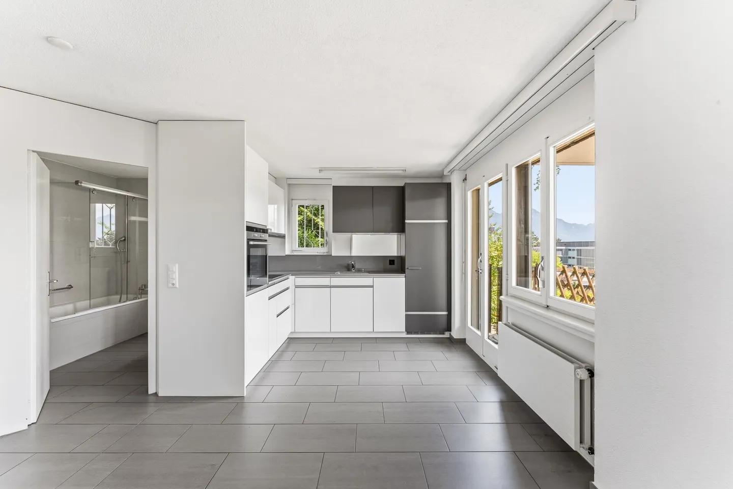 Casa bifamiliare versatile con potenziale in una zona residenziale ambita di Meggen - Foto 4 di 8