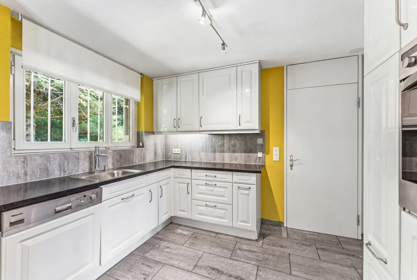 Casa bifamiliare versatile con potenziale in una zona residenziale ambita di Meggen - Foto 2 di 8