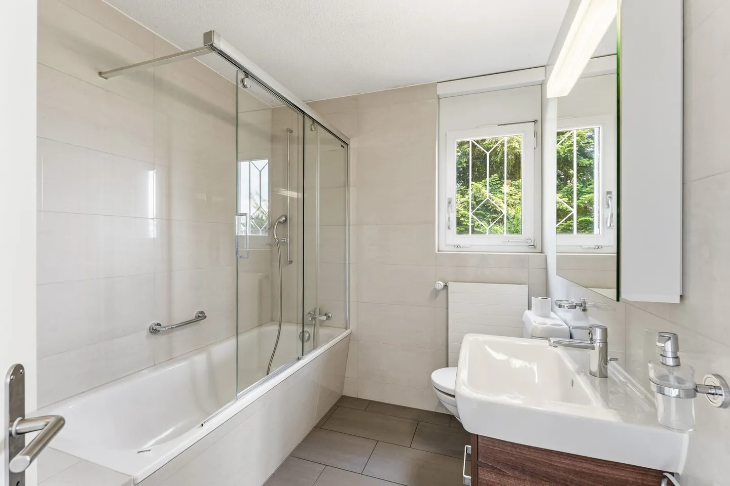 Casa bifamiliare versatile con potenziale in una zona residenziale ambita di Meggen - Foto 5 di 8