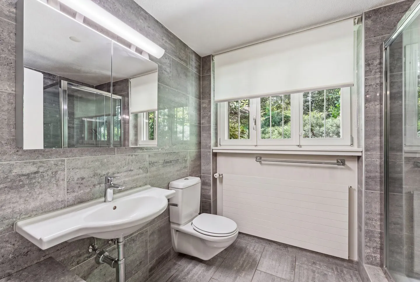 Casa bifamiliare versatile con potenziale in una zona residenziale ambita di Meggen - Foto 6 di 8