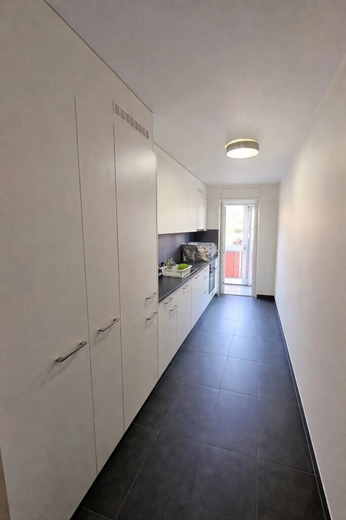 Appartement rénové au rez-de-chaussée - Photo 3 sur 5