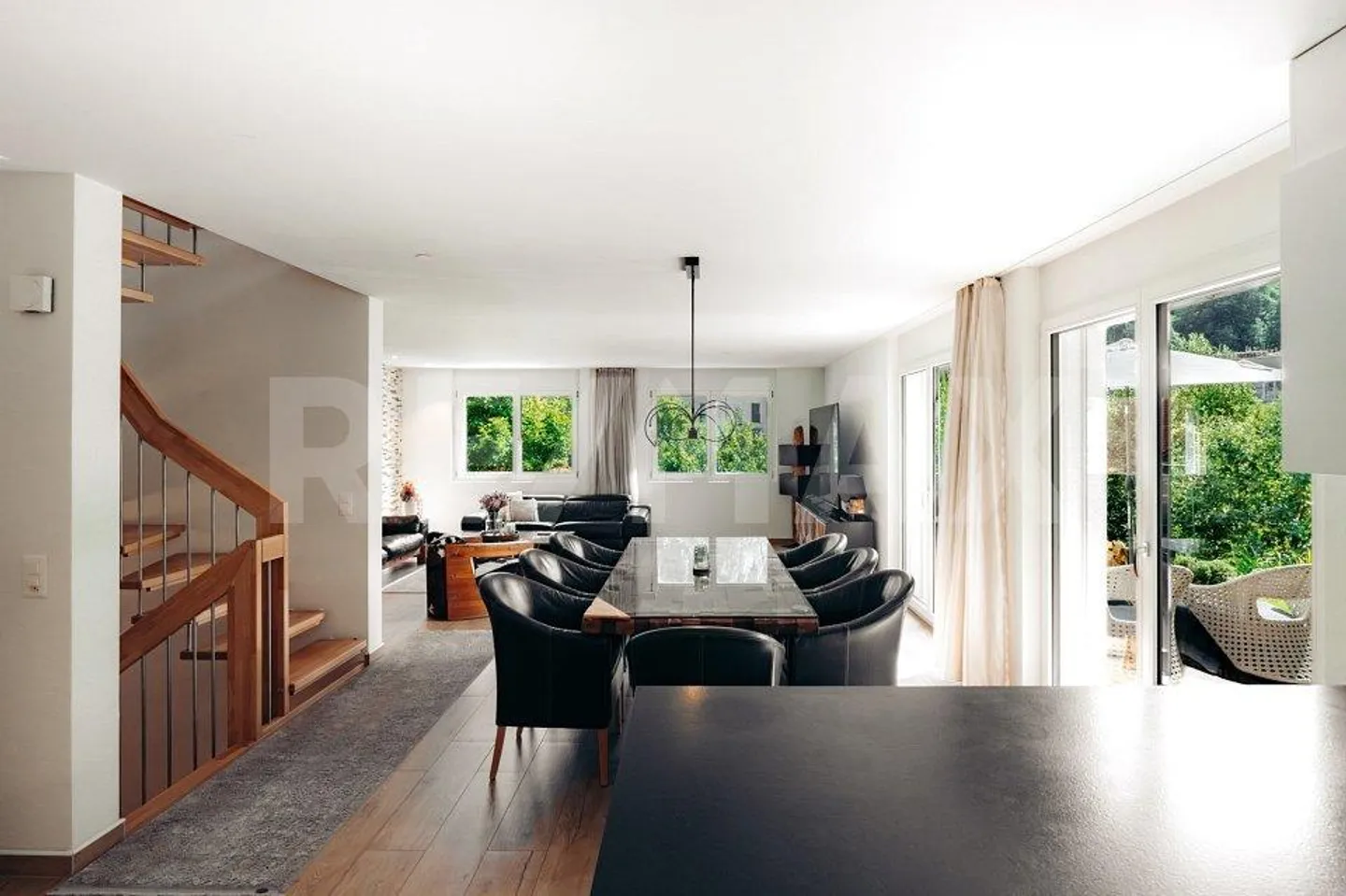 Vivre avec un rendement supplémentaire – maison familiale jumelée exclusive avec... - Photo 2 sur 13