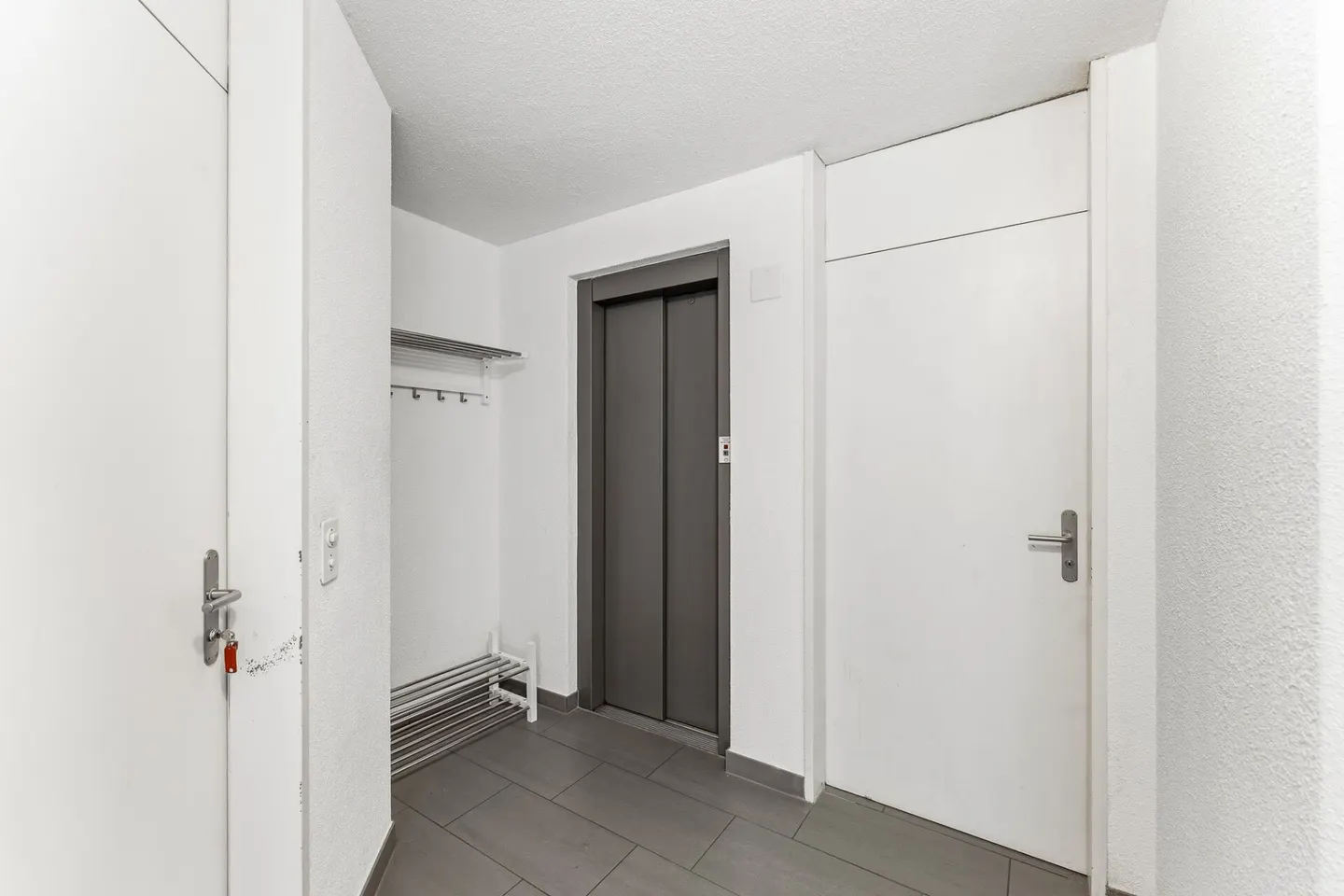 Casa bifamiliare versatile con potenziale in una zona residenziale ambita di Meggen - Foto 7 di 8