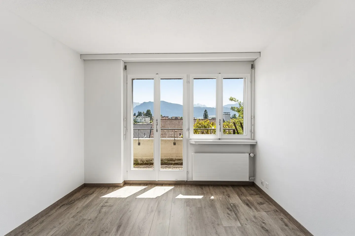 Casa bifamiliare versatile con potenziale in una zona residenziale ambita di Meggen - Foto 8 di 8