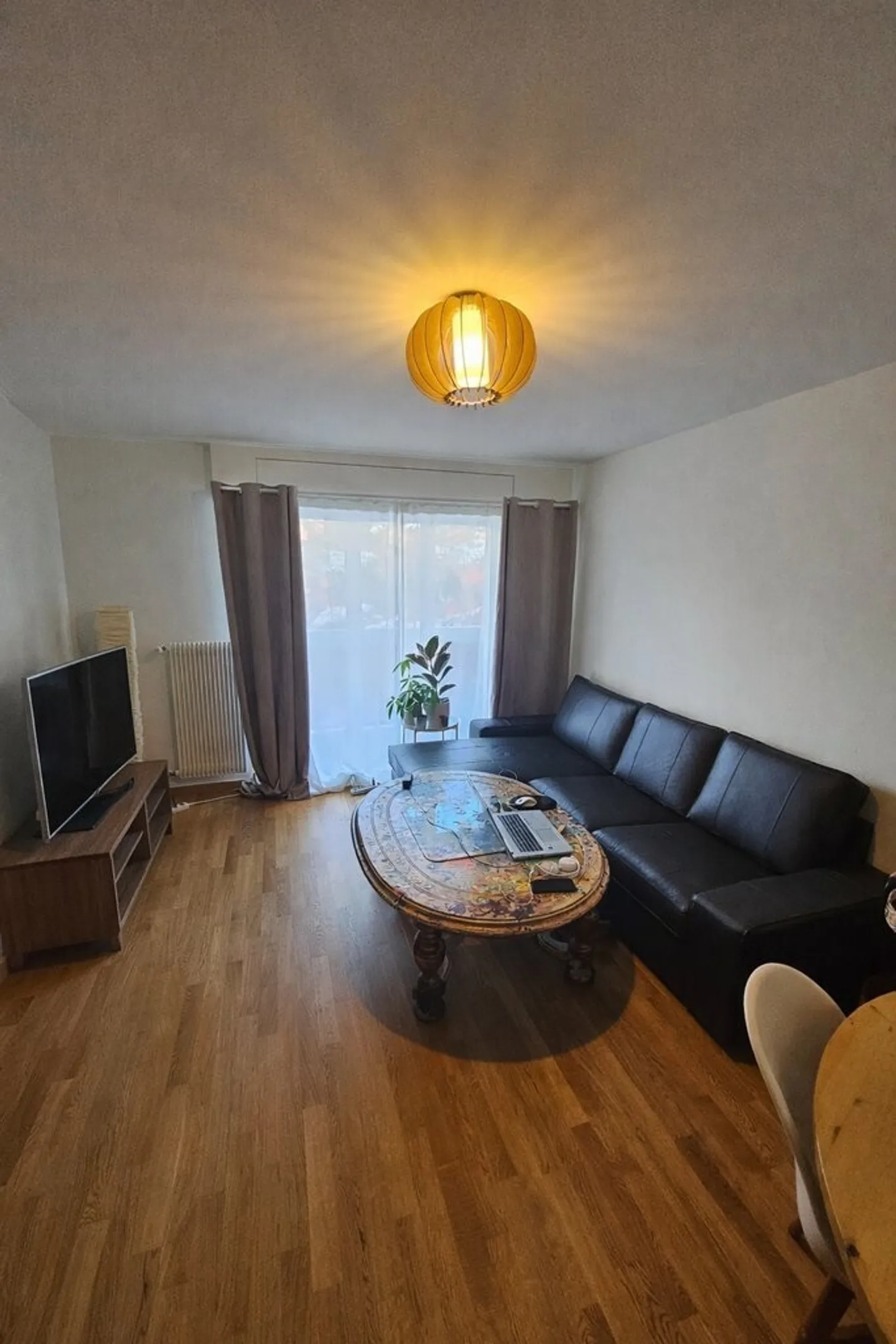 Appartement rénové au rez-de-chaussée - Photo 1 sur 5