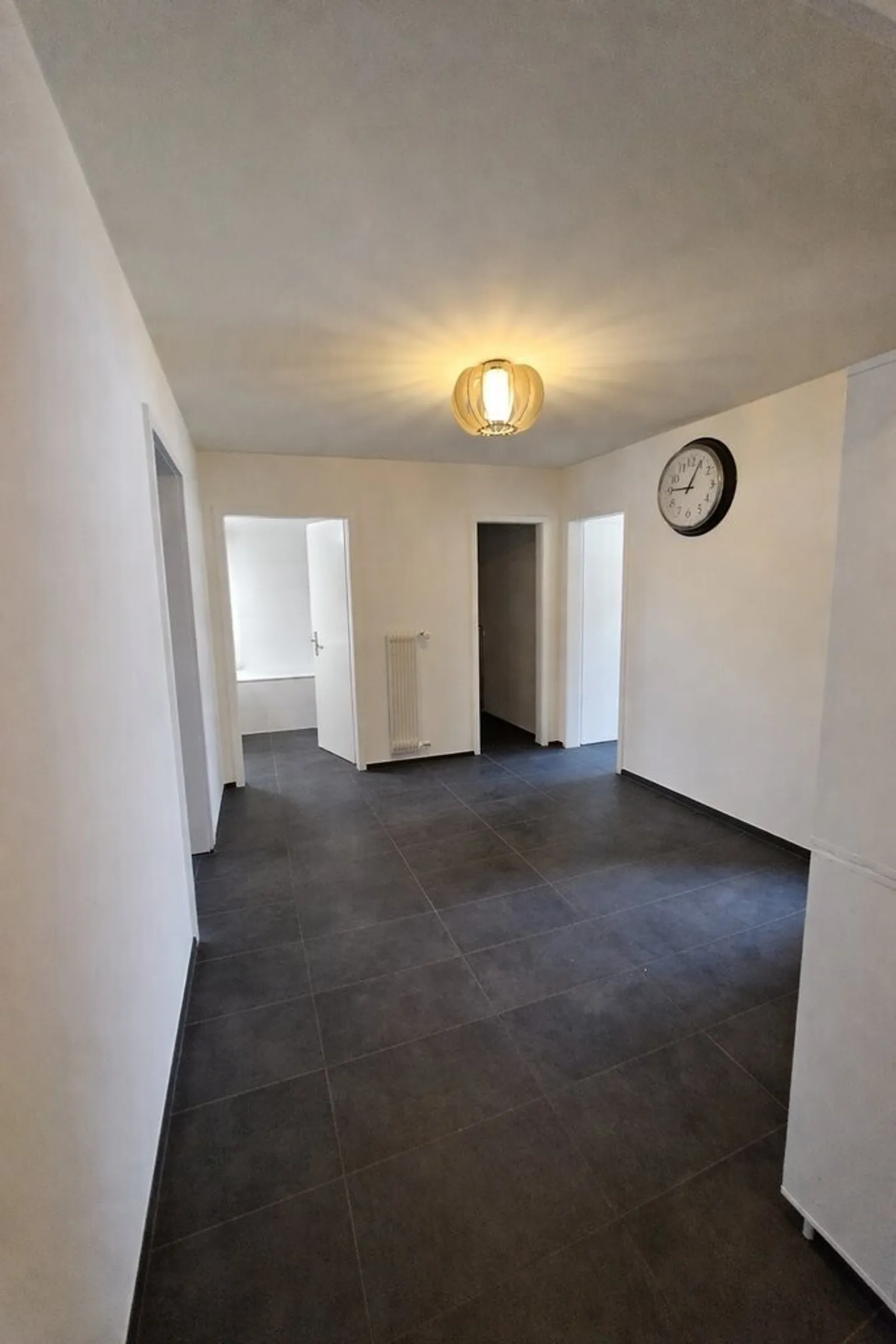 Appartement rénové au rez-de-chaussée - Photo 2 sur 5