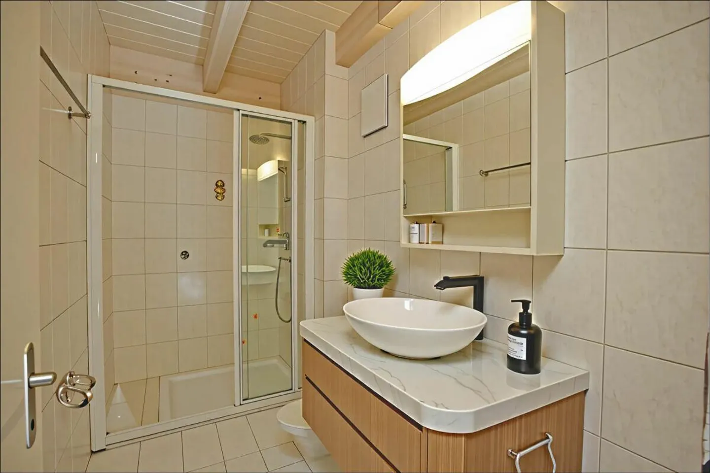 Appartement en attique 5.5 pièces avec grande terrasse et vue sur les montagnes - Photo 6 sur 13