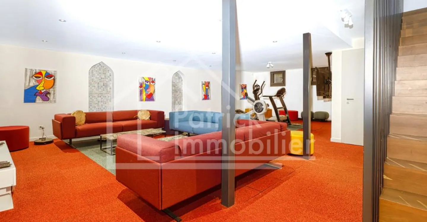 Exceptional contemporary property with panoramic lake view - Photo 8 of 13
