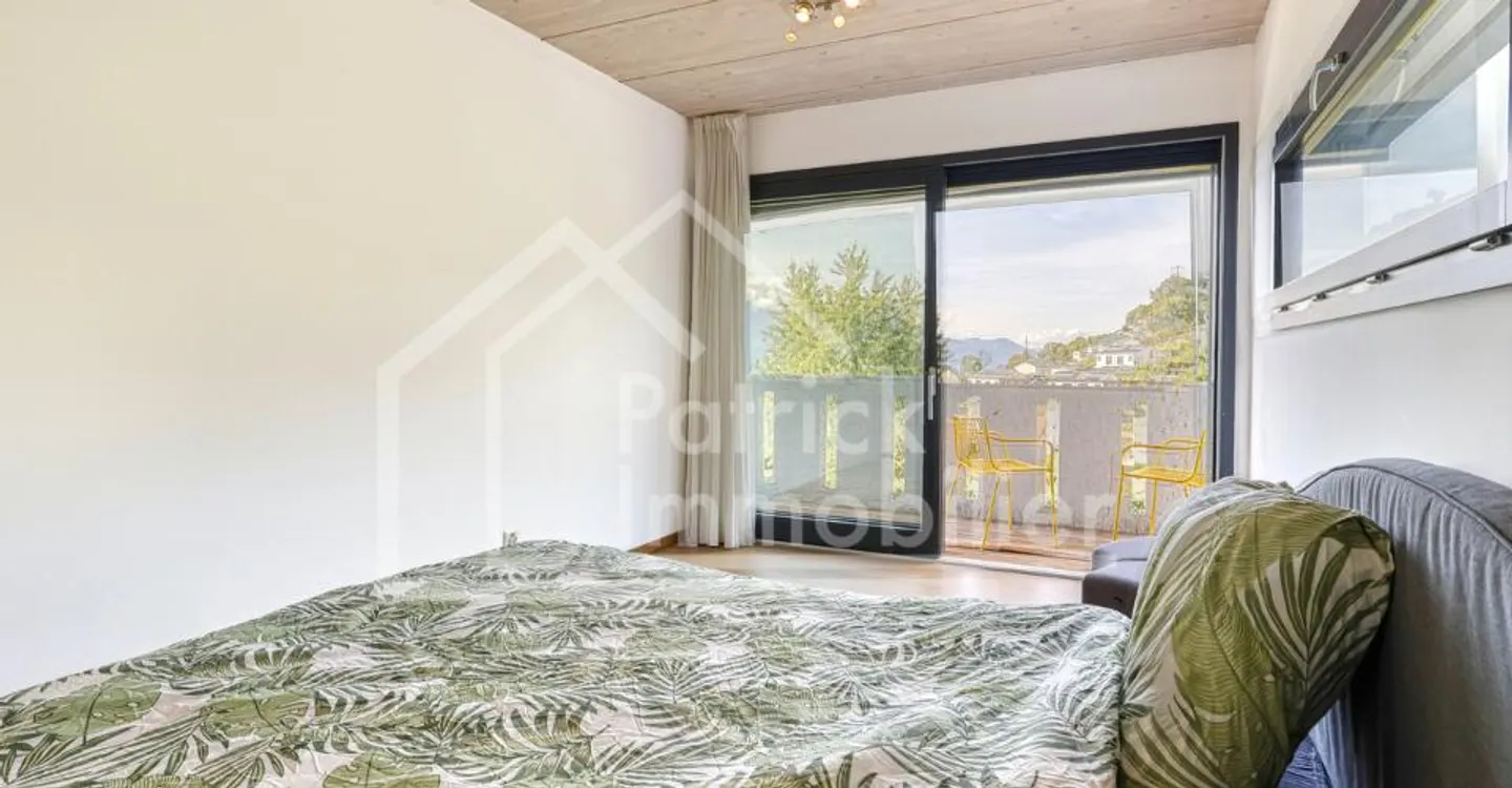 Exceptional contemporary property with panoramic lake view - Photo 9 of 13
