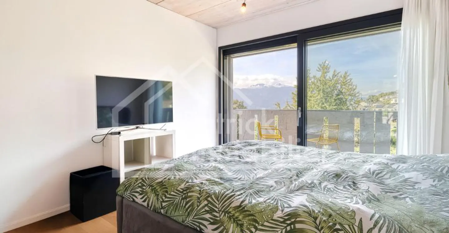 Exceptional contemporary property with panoramic lake view - Photo 11 of 13