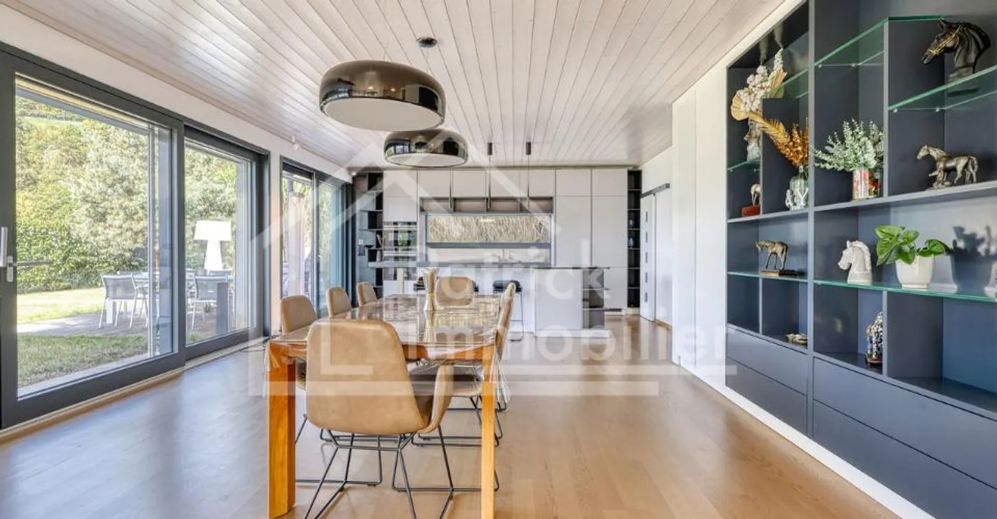 Exceptional contemporary property with panoramic lake view - Photo 4 of 13