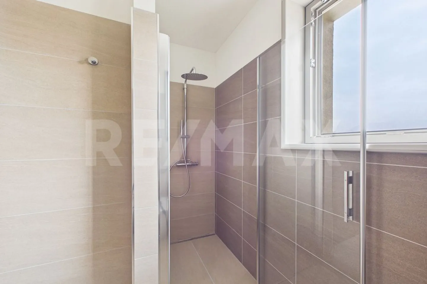 Modern Apartment with Private Garden - Photo 7 of 13