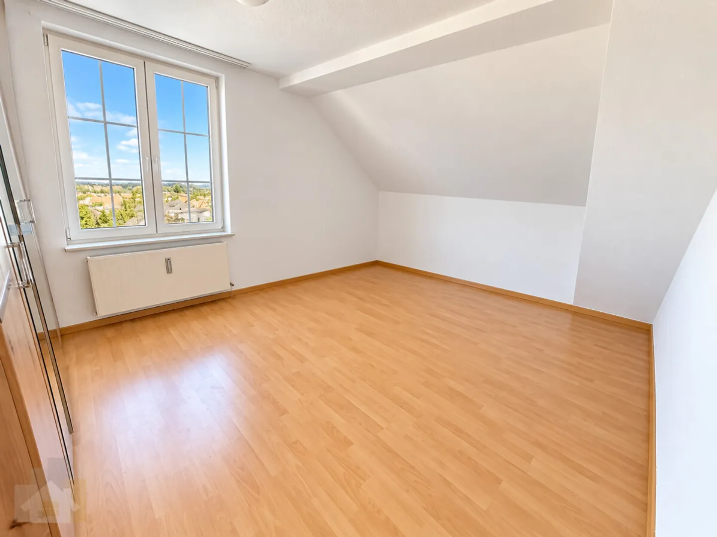 Appartamento 4 locali a prezzi accessibili di 90 m2 con balcone e posto auto esterno a - Foto 3 di 10