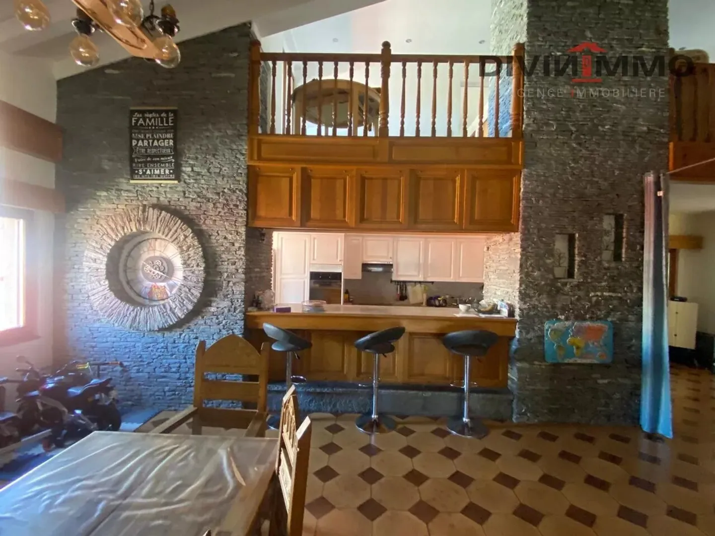 Spacious Duplex with Terrace - Photo 3 of 13