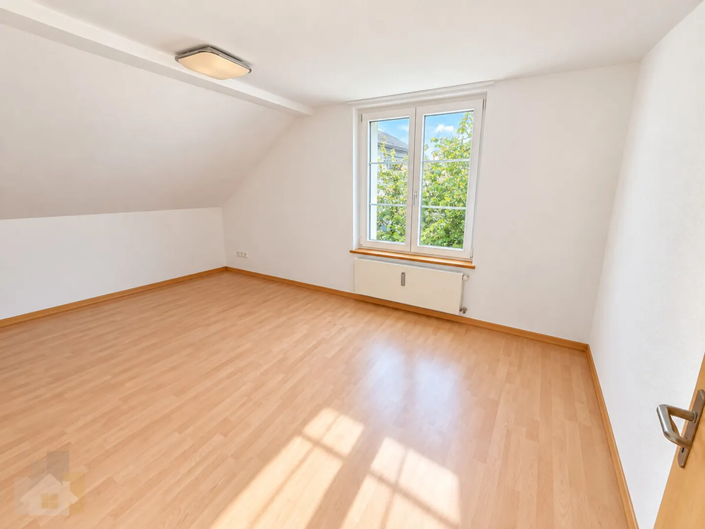 Appartamento 4 locali a prezzi accessibili di 90 m2 con balcone e posto auto esterno a - Foto 7 di 10