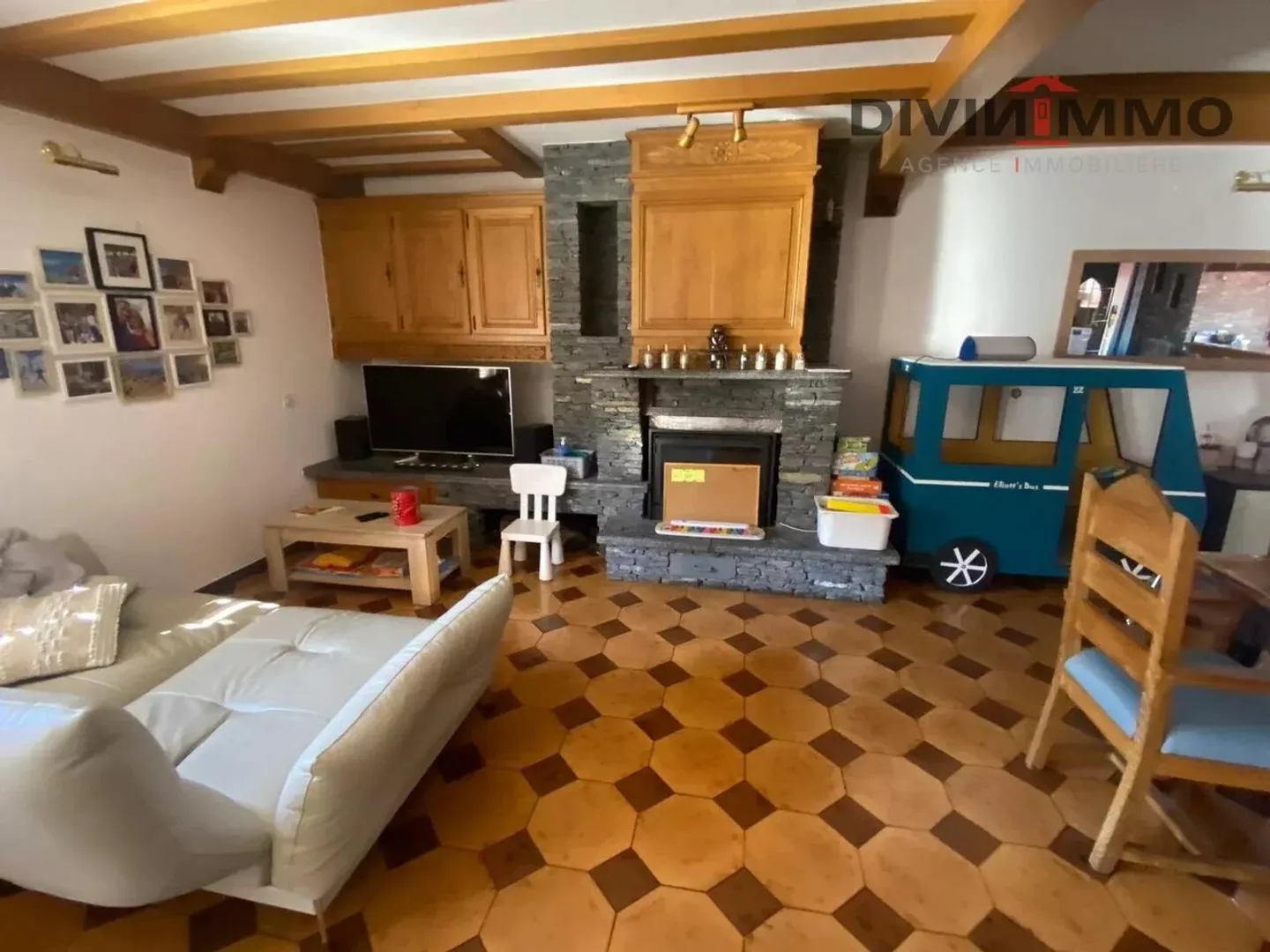 Spacious Duplex with Terrace - Photo 5 of 13