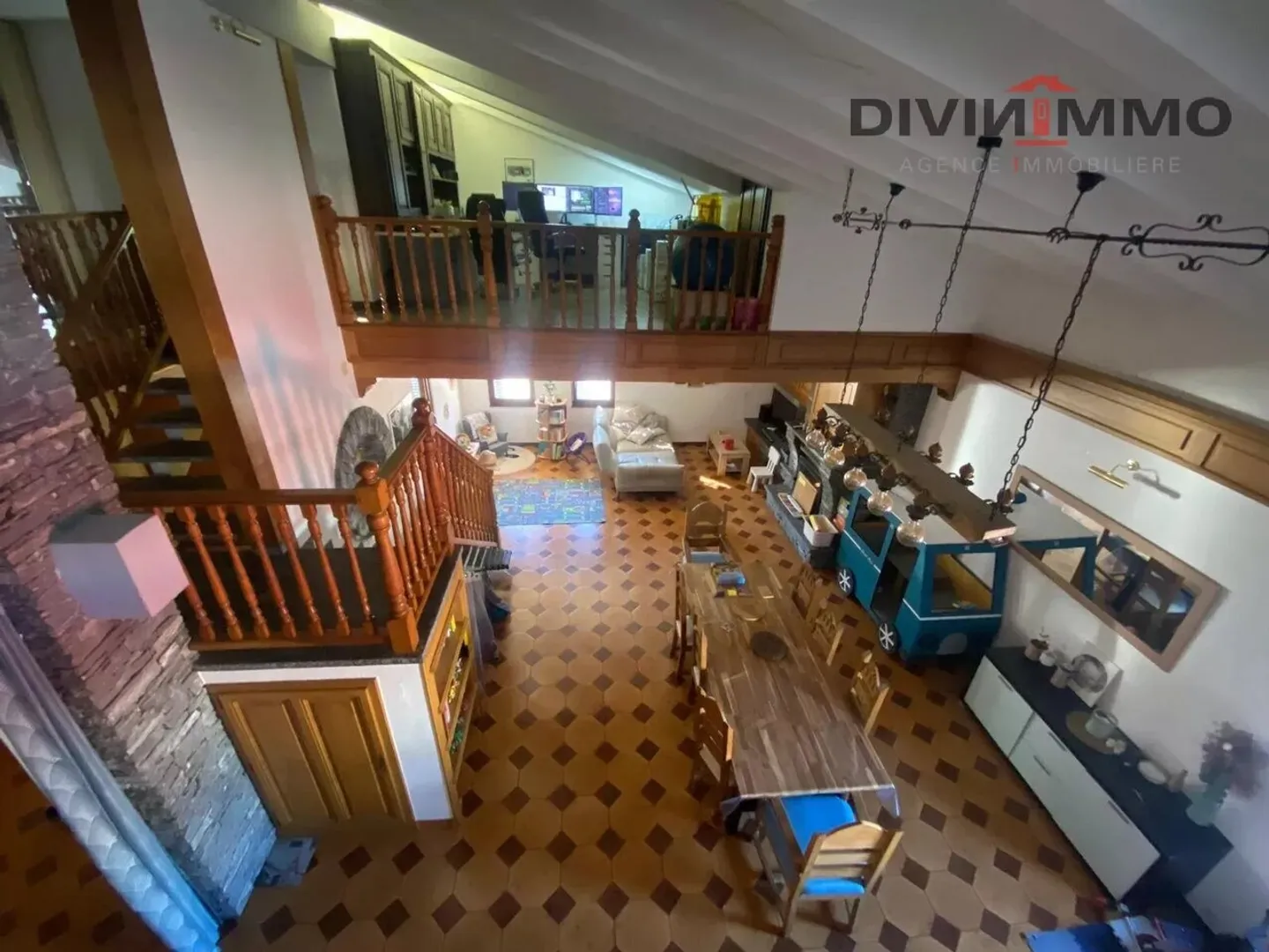 Spacious Duplex with Terrace - Photo 8 of 13