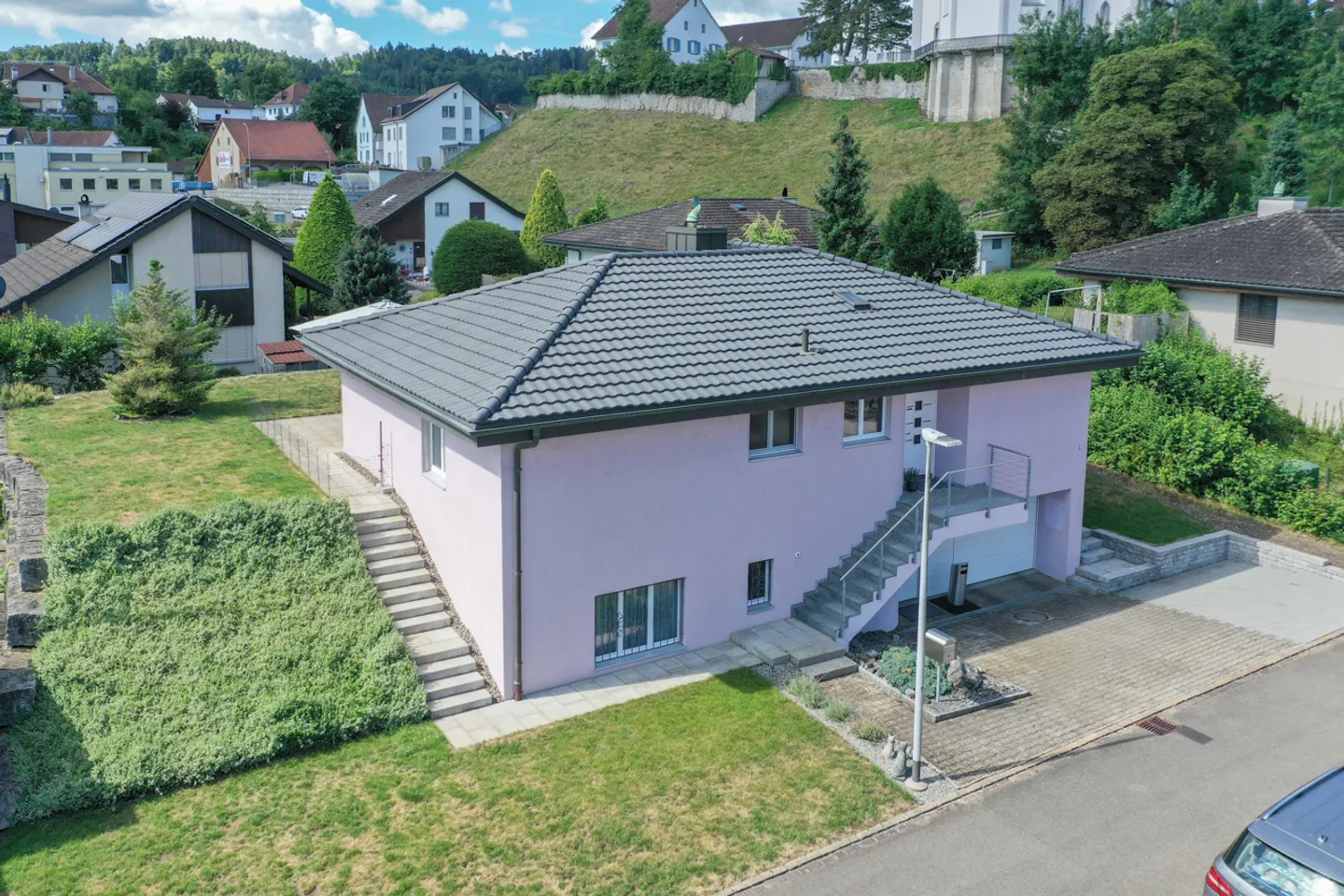 Casa unifamiliare indipendente e pronta per essere abitata con grande giardino in una buona posizione - Foto 2 di 17