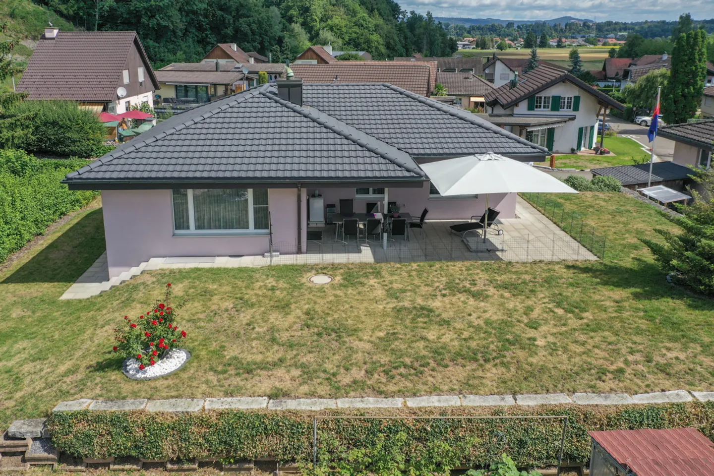 Casa unifamiliare indipendente e pronta per essere abitata con grande giardino in una buona posizione - Foto 3 di 17