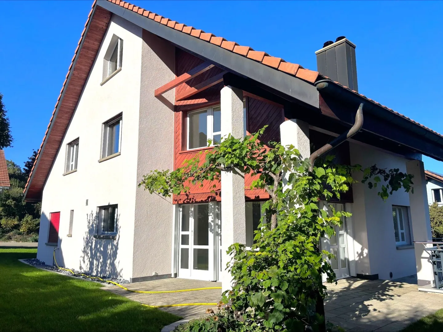 Ampia casa unifamiliare di 5,5 stanze con appartamento di 2,5 stanze, enorme garage e giardino soleggiato - Foto 1 di 31