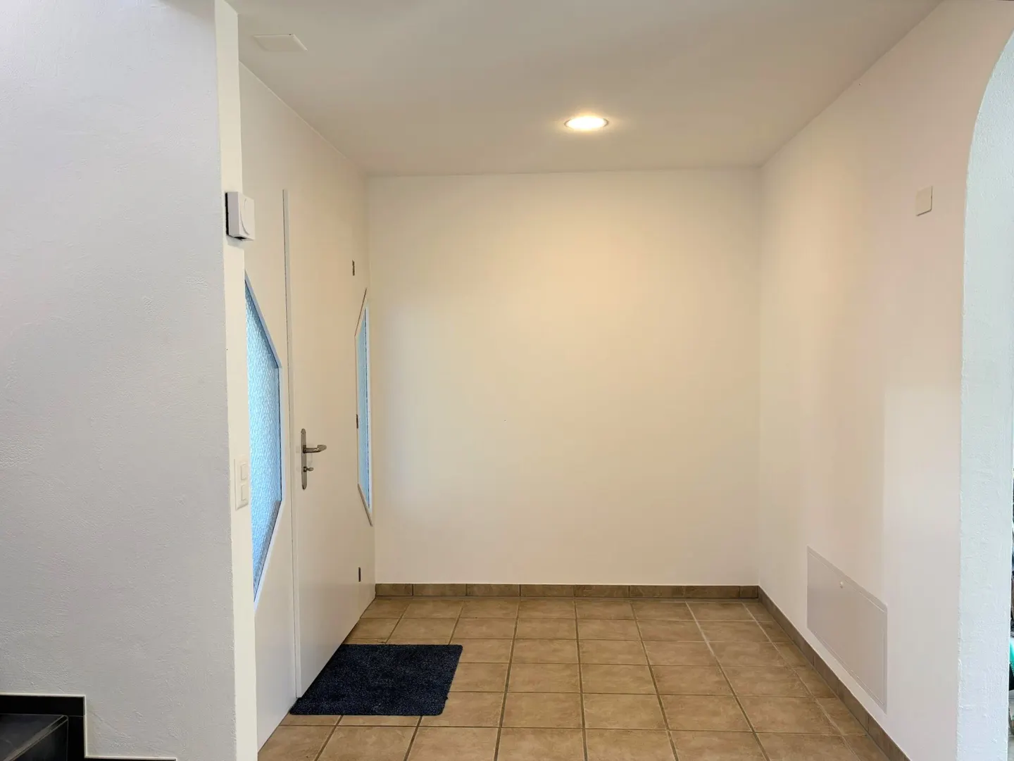 Ampia casa unifamiliare di 5,5 stanze con appartamento di 2,5 stanze, enorme garage e giardino soleggiato - Foto 2 di 31