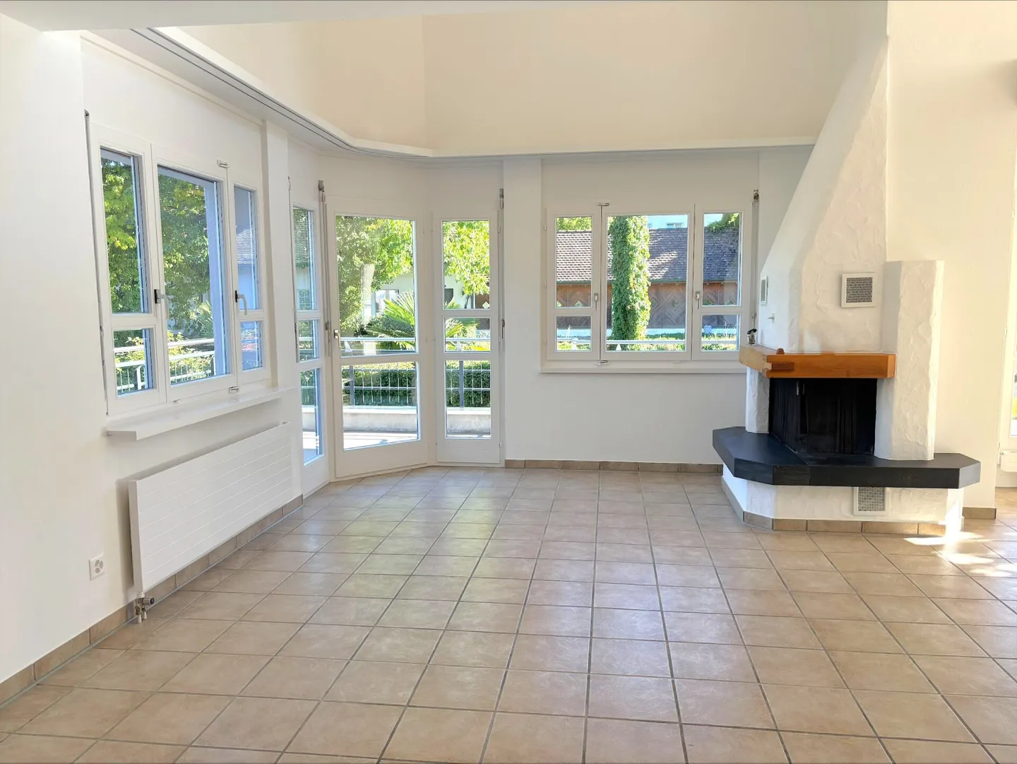Ampia casa unifamiliare di 5,5 stanze con appartamento di 2,5 stanze, enorme garage e giardino soleggiato - Foto 3 di 31