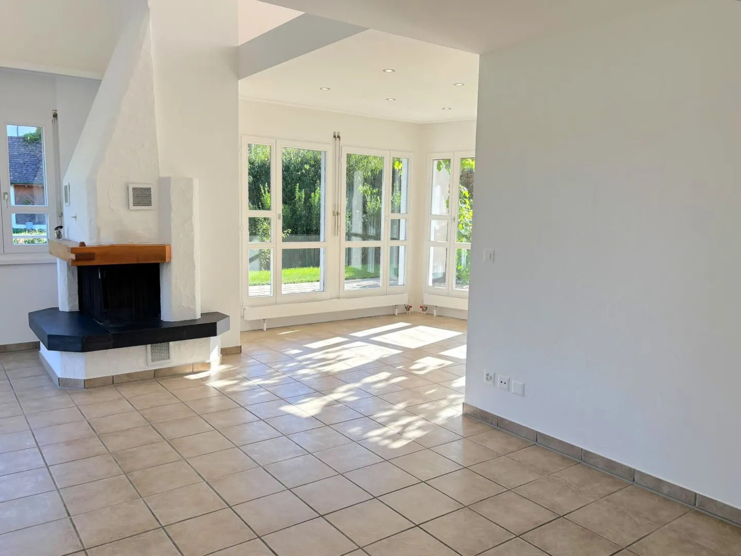 Ampia casa unifamiliare di 5,5 stanze con appartamento di 2,5 stanze, enorme garage e giardino soleggiato - Foto 4 di 31