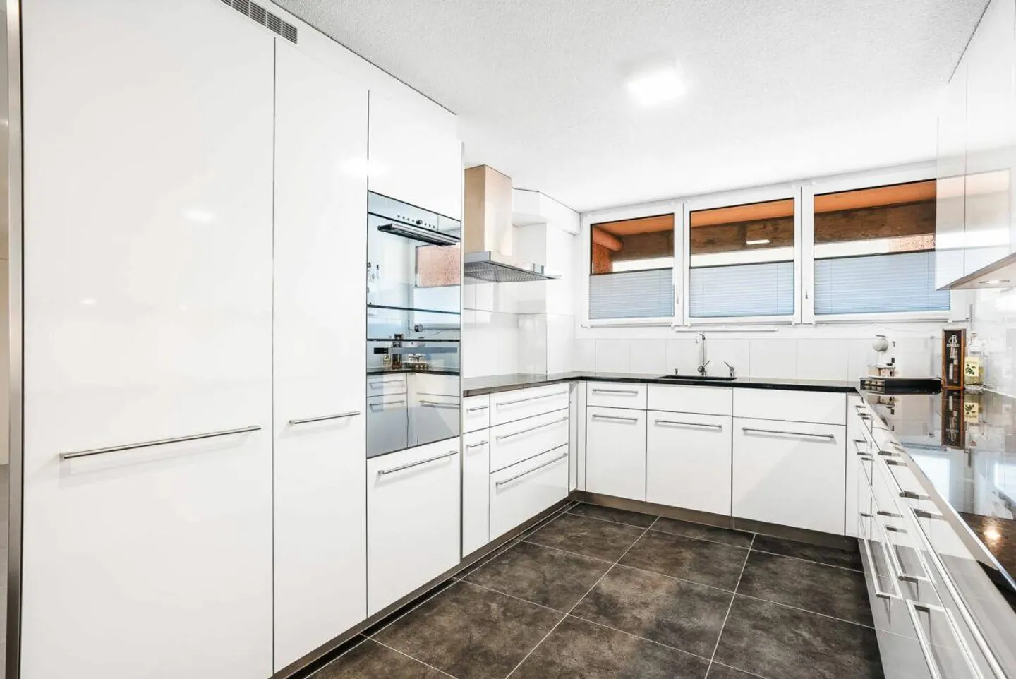 Appartement spacieux de 5,5 pièces calme et central - Photo 3 sur 10