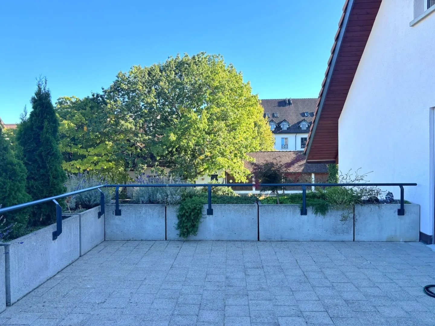 Ampia casa unifamiliare di 5,5 stanze con appartamento di 2,5 stanze, enorme garage e giardino soleggiato - Foto 11 di 31