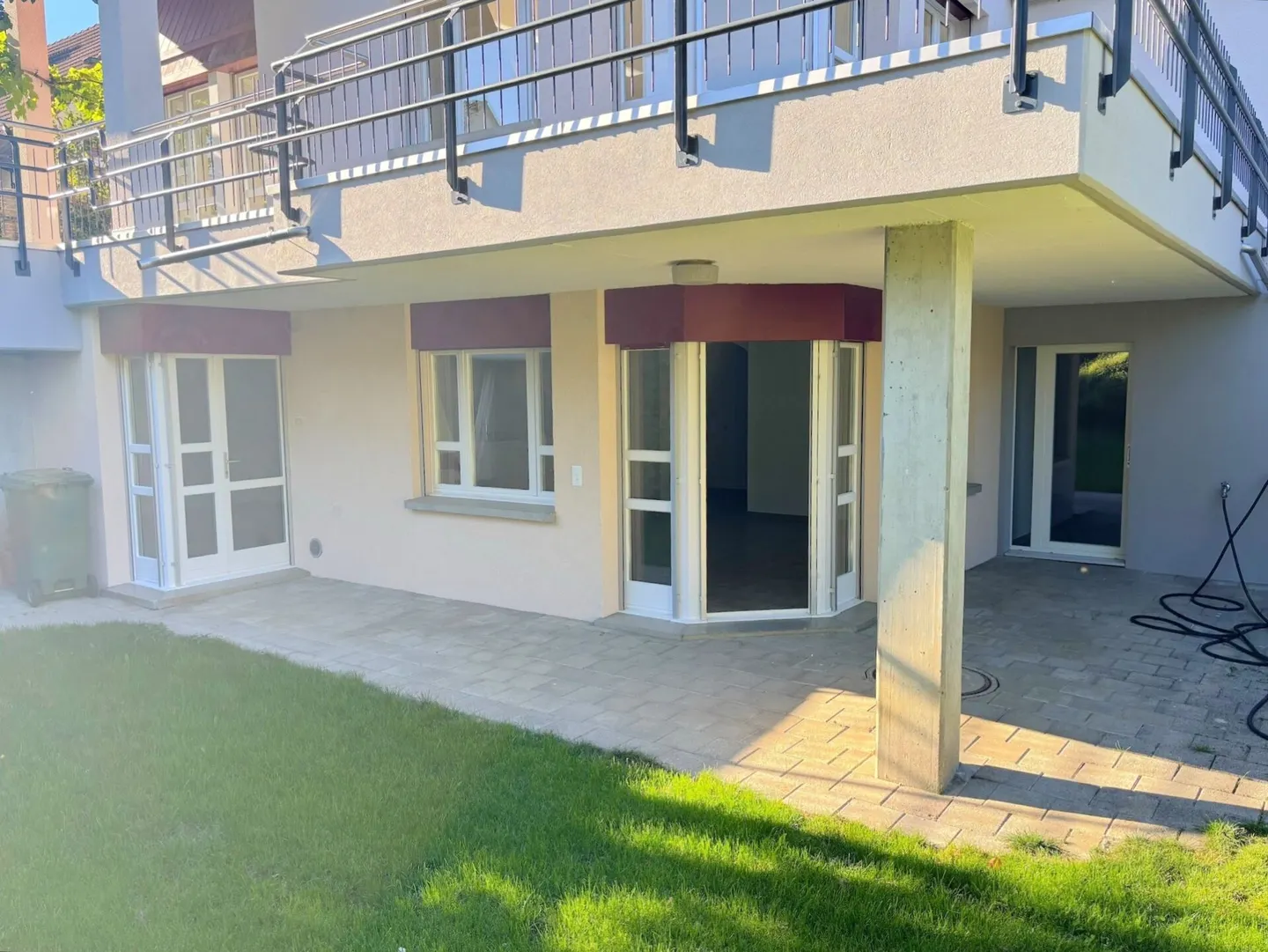 Ampia casa unifamiliare di 5,5 stanze con appartamento di 2,5 stanze, enorme garage e giardino soleggiato - Foto 21 di 31