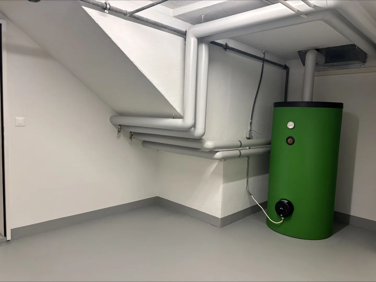 Ampia casa unifamiliare di 5,5 stanze con appartamento di 2,5 stanze, enorme garage e giardino soleggiato - Foto 23 di 31