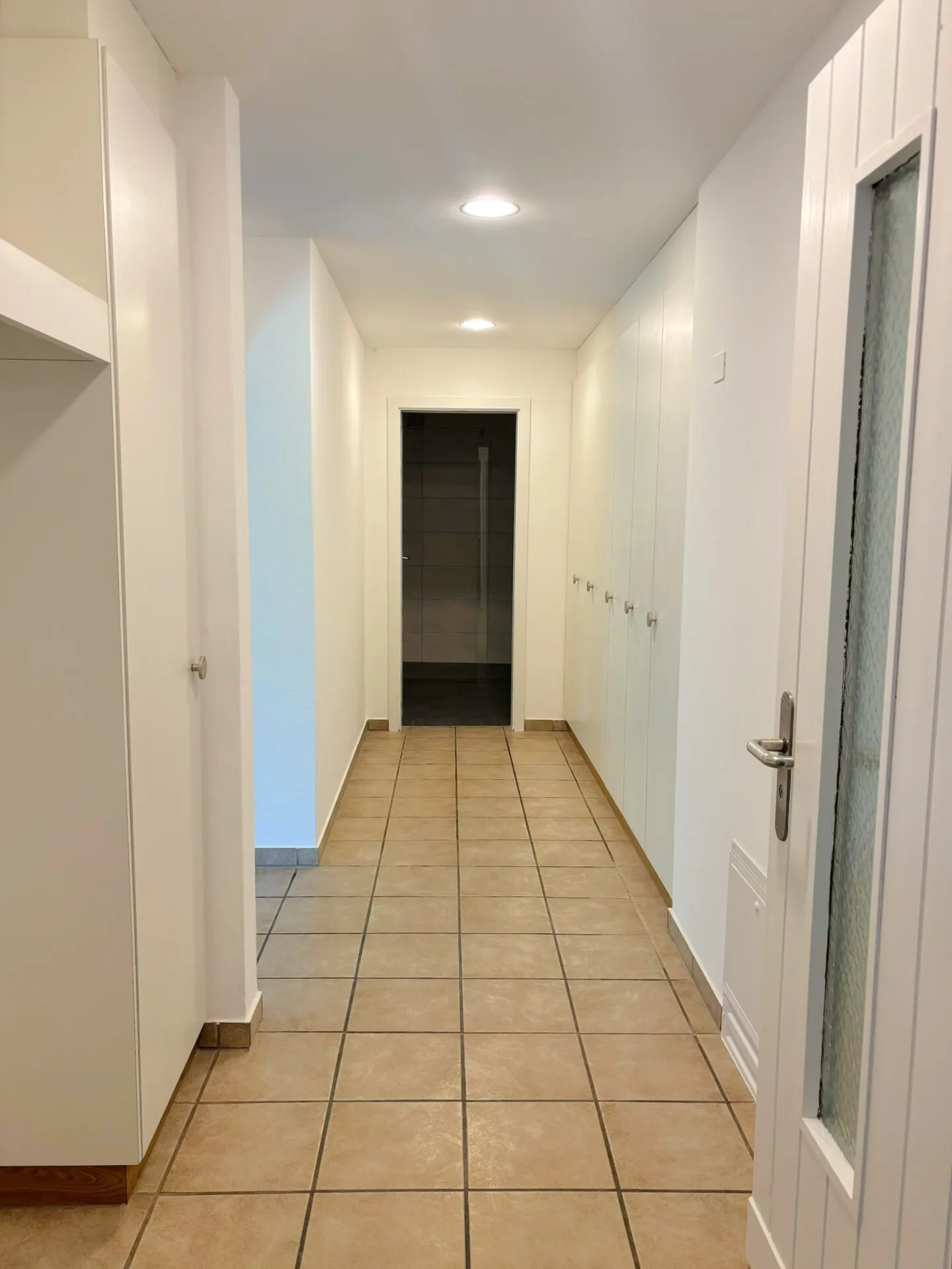Ampia casa unifamiliare di 5,5 stanze con appartamento di 2,5 stanze, enorme garage e giardino soleggiato - Foto 15 di 31