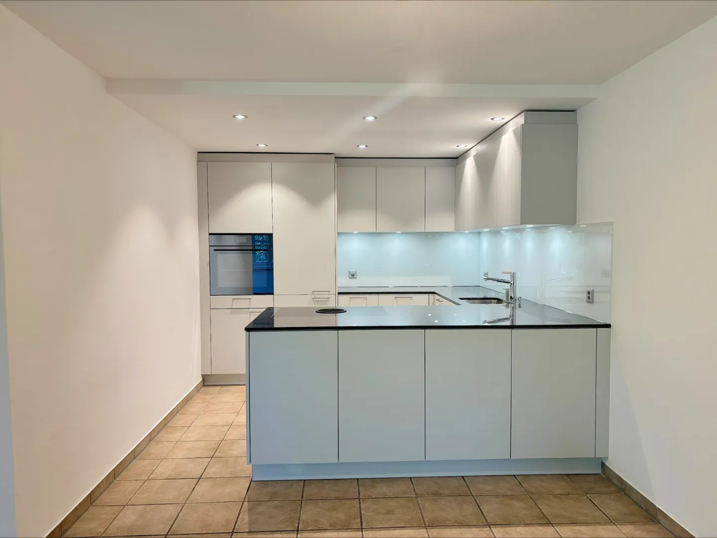 Ampia casa unifamiliare di 5,5 stanze con appartamento di 2,5 stanze, enorme garage e giardino soleggiato - Foto 16 di 31