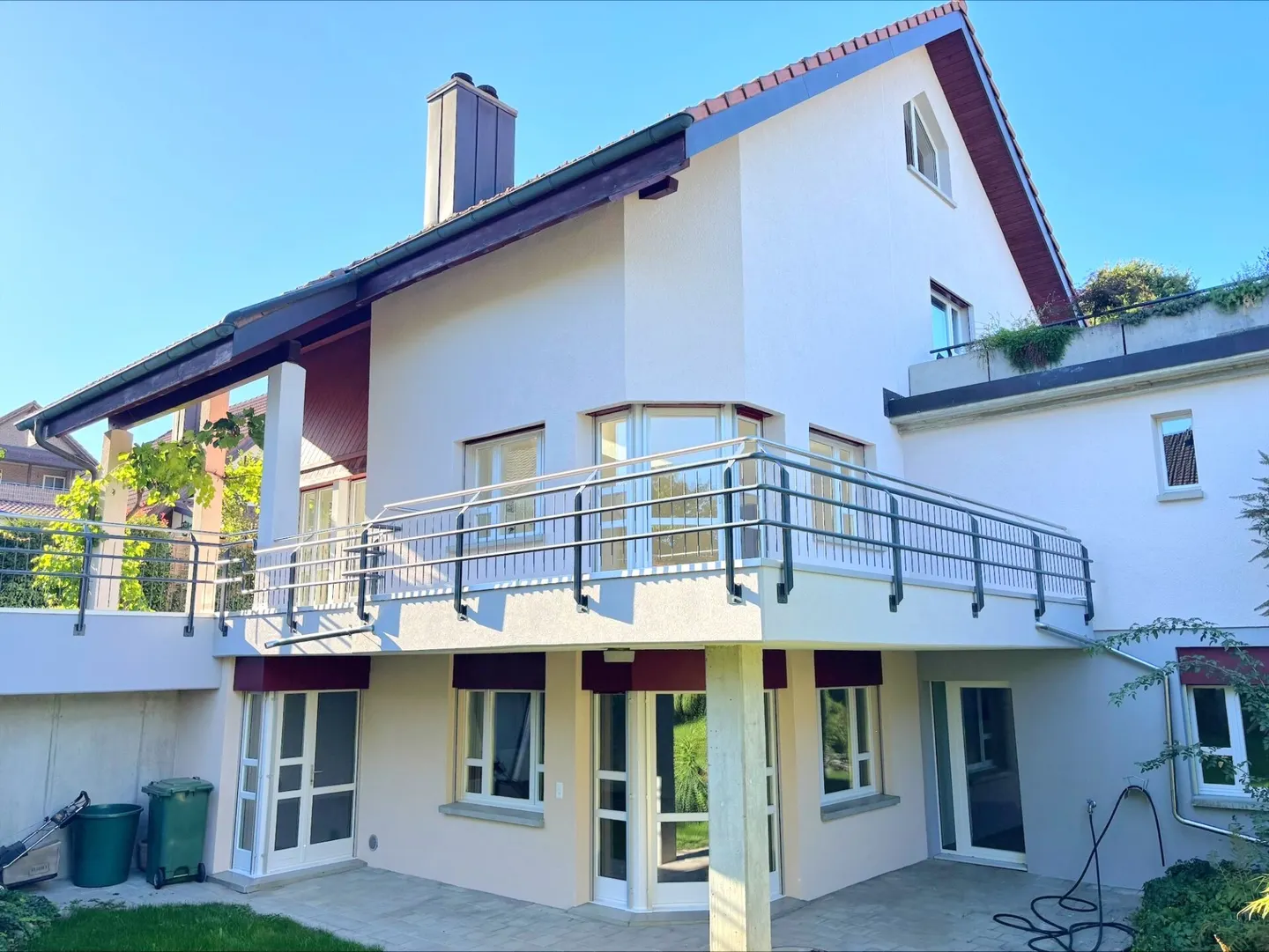 Ampia casa unifamiliare di 5,5 stanze con appartamento di 2,5 stanze, enorme garage e giardino soleggiato - Foto 27 di 31