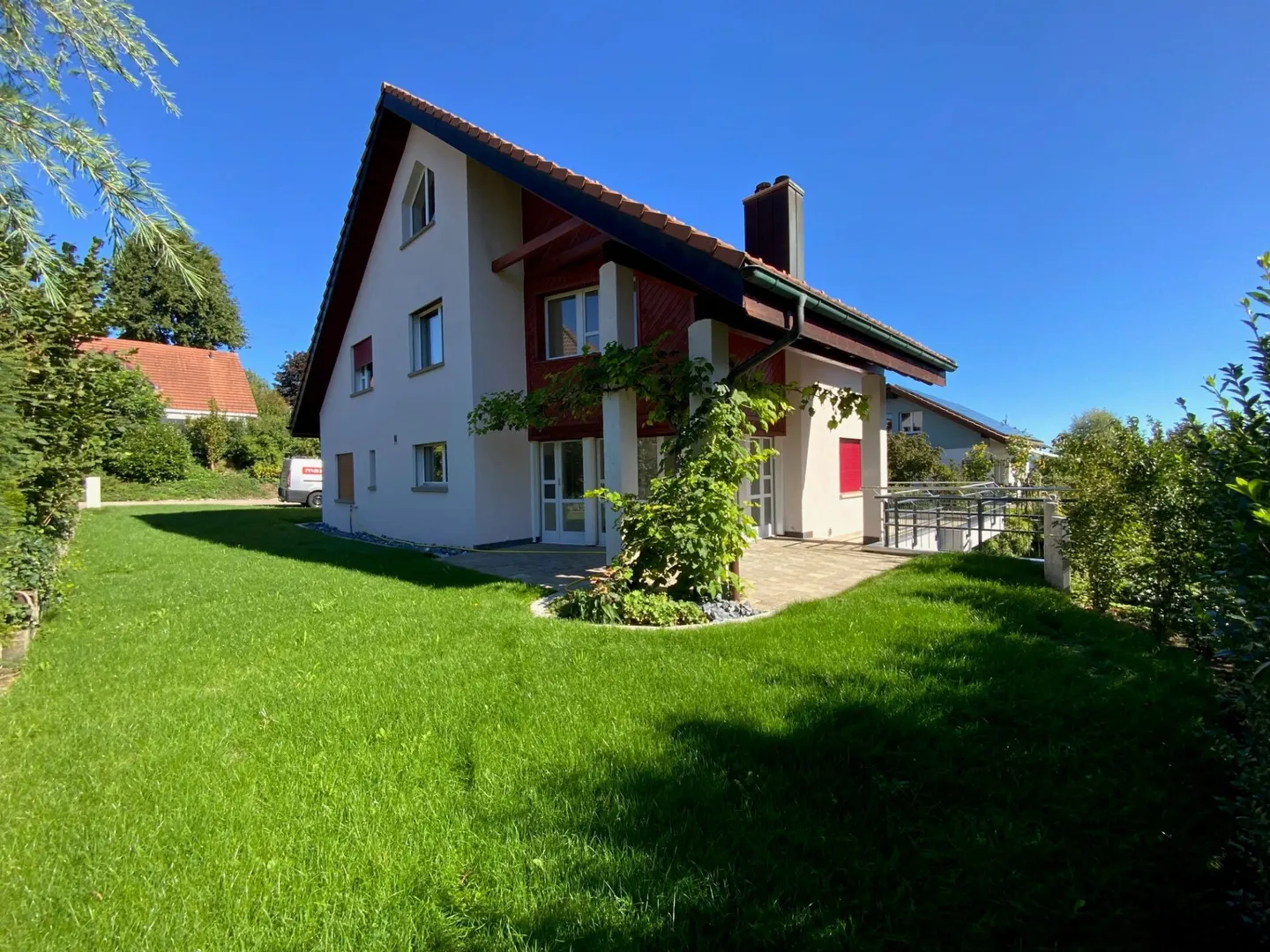 Ampia casa unifamiliare di 5,5 stanze con appartamento di 2,5 stanze, enorme garage e giardino soleggiato - Foto 30 di 31