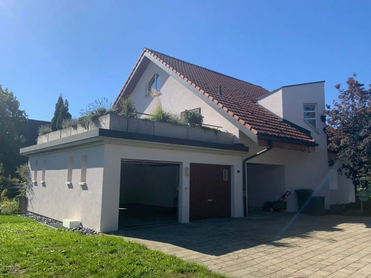 Ampia casa unifamiliare di 5,5 stanze con appartamento di 2,5 stanze, enorme garage e giardino soleggiato - Foto 31 di 31