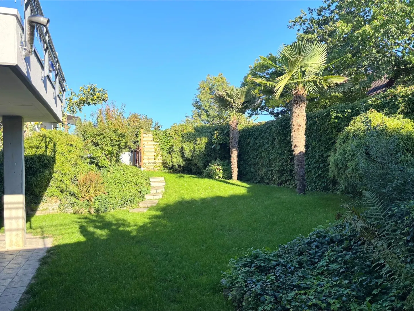 Ampia casa unifamiliare di 5,5 stanze con appartamento di 2,5 stanze, enorme garage e giardino soleggiato - Foto 28 di 31