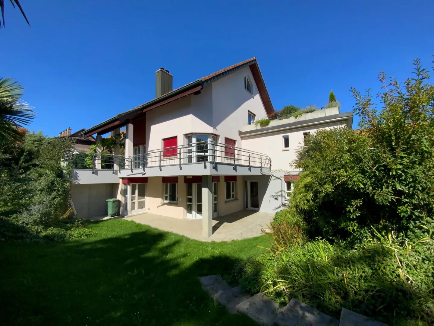 Ampia casa unifamiliare di 5,5 stanze con appartamento di 2,5 stanze, enorme garage e giardino soleggiato - Foto 29 di 31