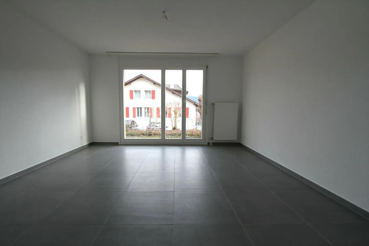 Wohnung mit 2.5 Zimmern renoviert mit Terrasse - Foto 2 von 5