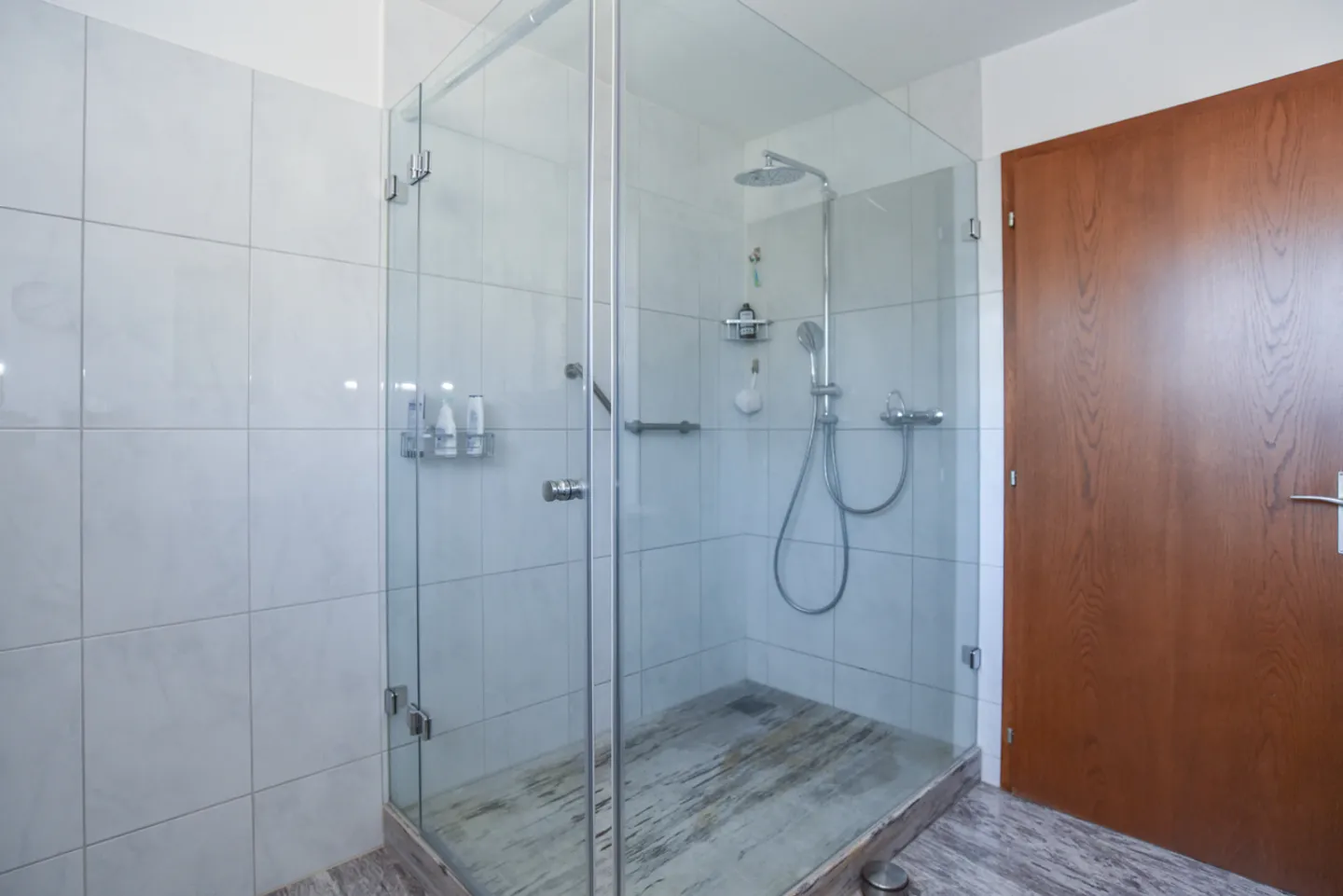 Casa unifamiliare indipendente e pronta per essere abitata con grande giardino in una buona posizione - Foto 11 di 17